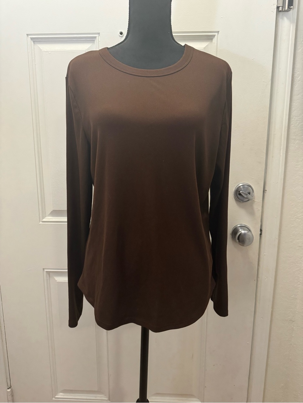 No Boundaries Brown Long-Sleeve Crewneck Top 0283